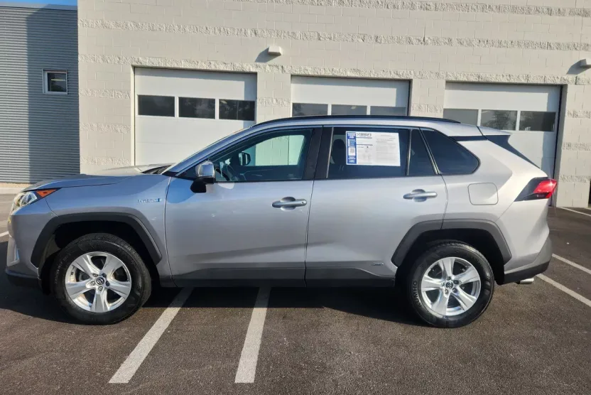 2021 Toyota RAV4 Hybrid XLE photo 1