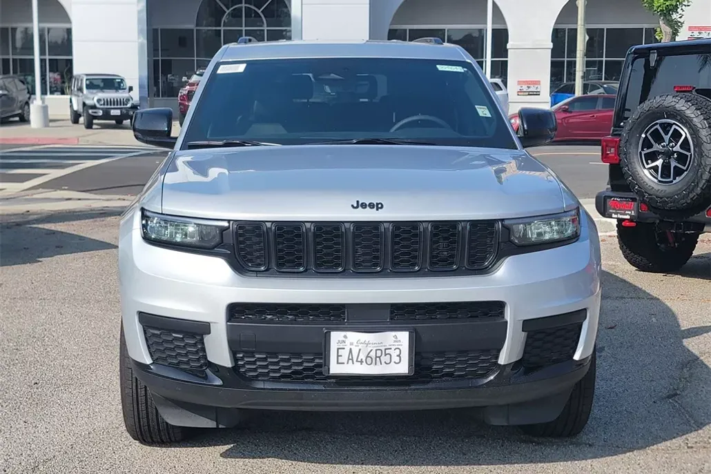 2025 Jeep Grand Cherokee Altitude photo 1