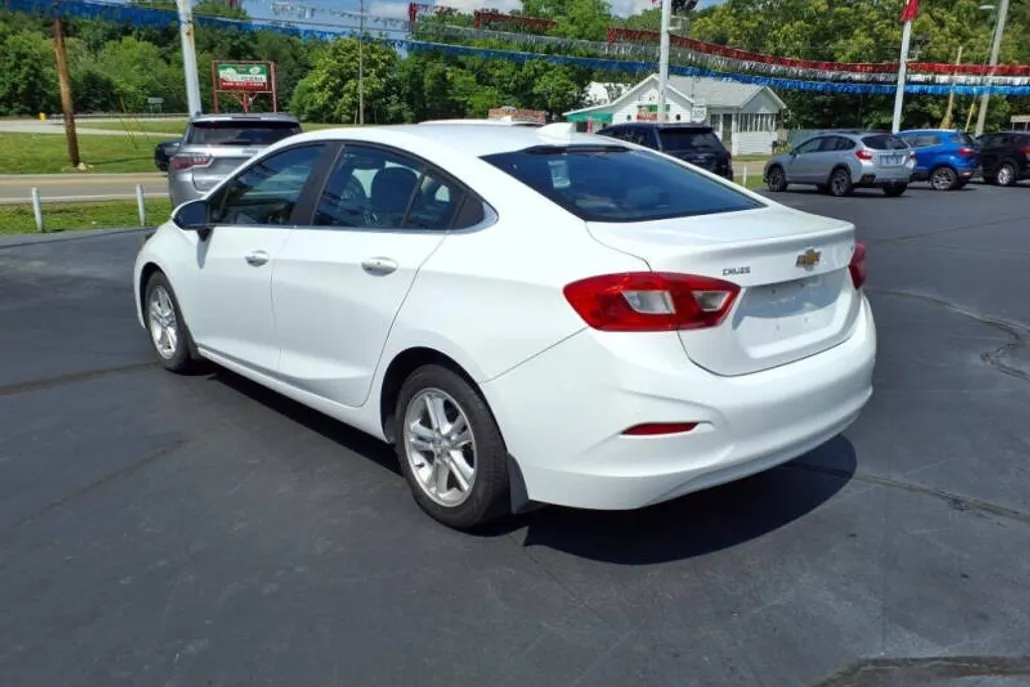 2017 Chevrolet Cruze LT photo 1