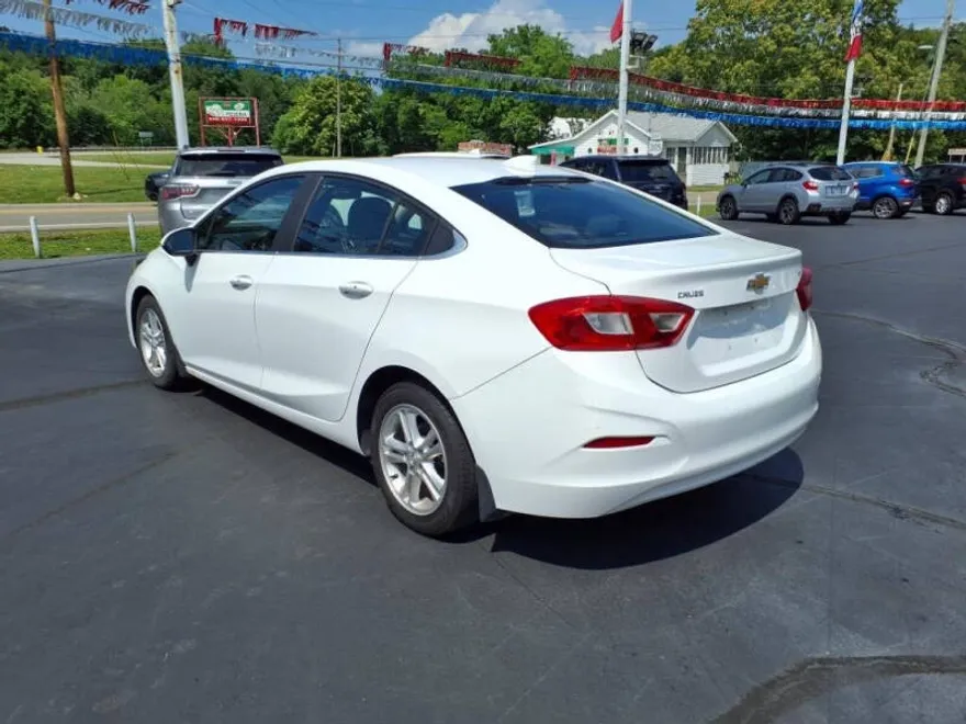 2017 Chevrolet Cruze LT photo 1