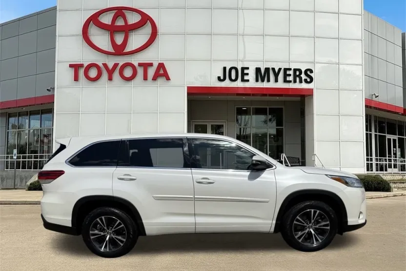 2018 Toyota Highlander LE photo 1