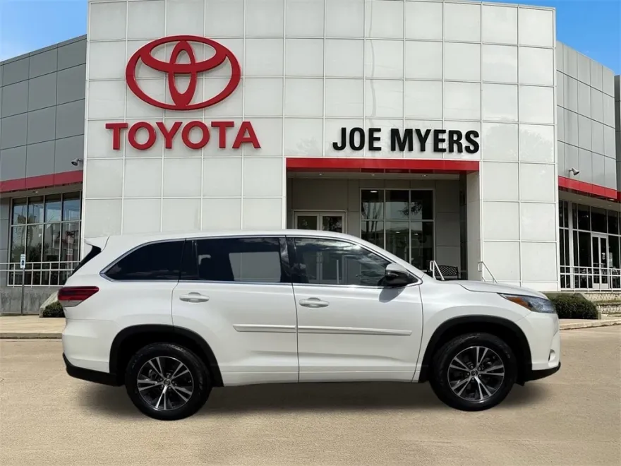2018 Toyota Highlander LE photo 1