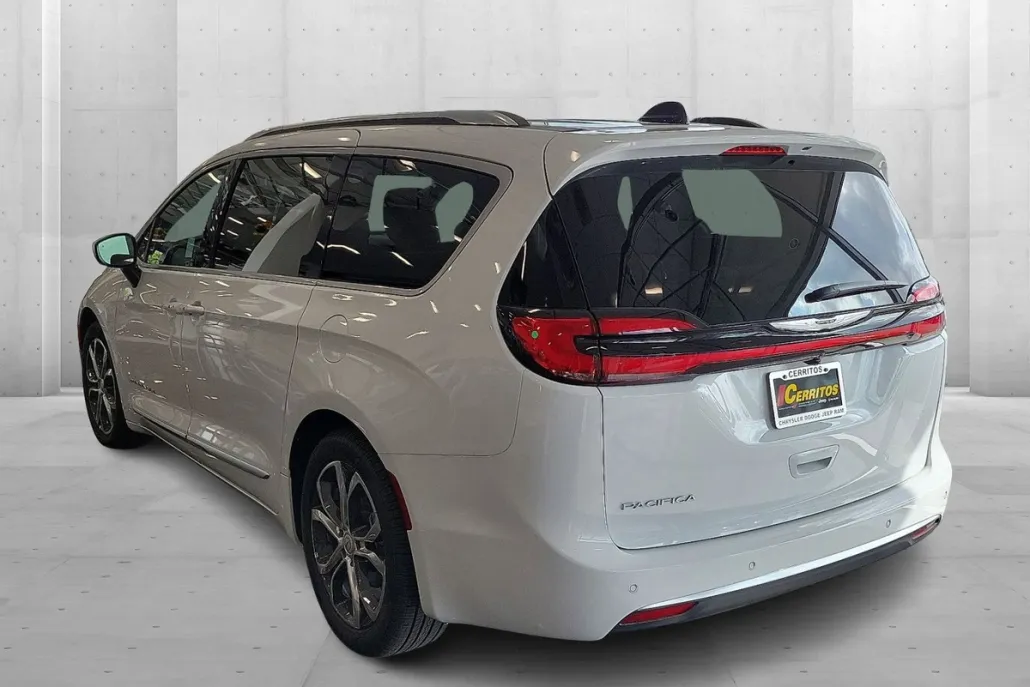 2026 Chrysler Pacifica Pinnacle photo 1