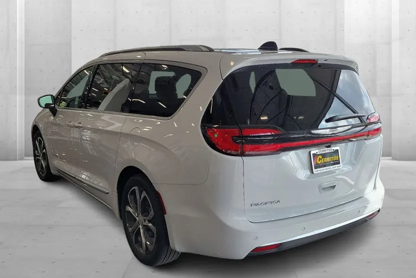 2026 Chrysler Pacifica Pinnacle photo 1