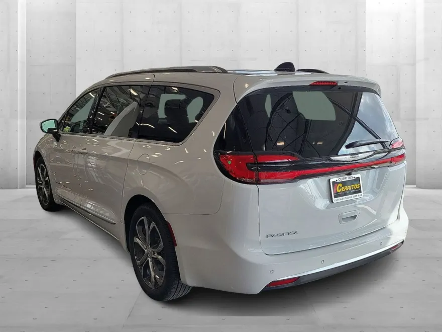 2026 Chrysler Pacifica Pinnacle photo 1