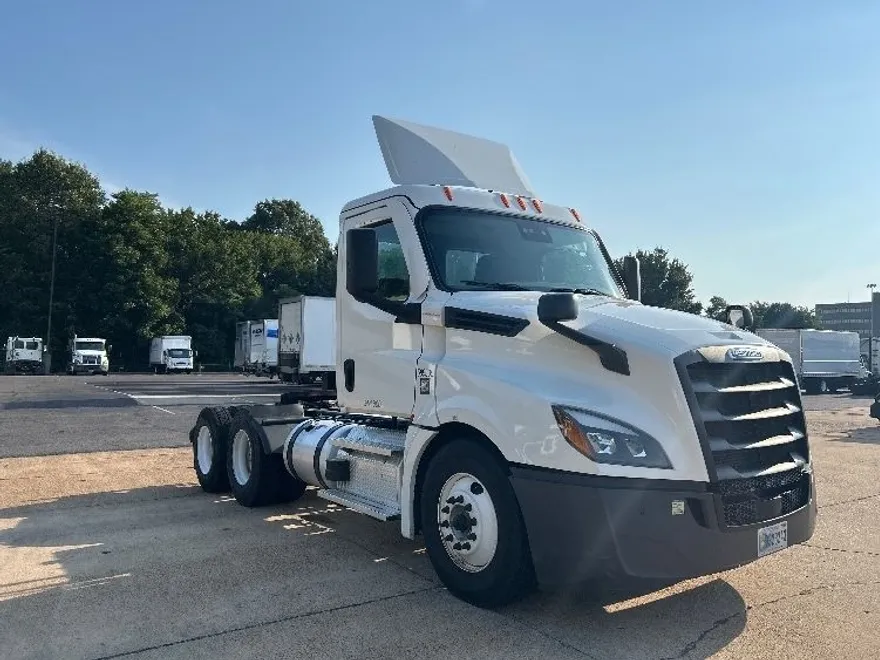 2023 Freightliner Cascadia 126" Day cab photo 1