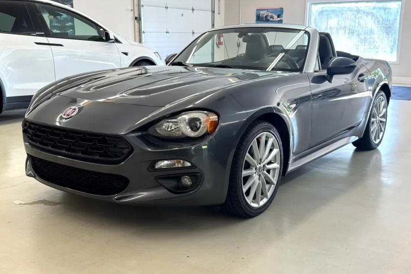 2017 Fiat 124 Spider Lusso photo 1