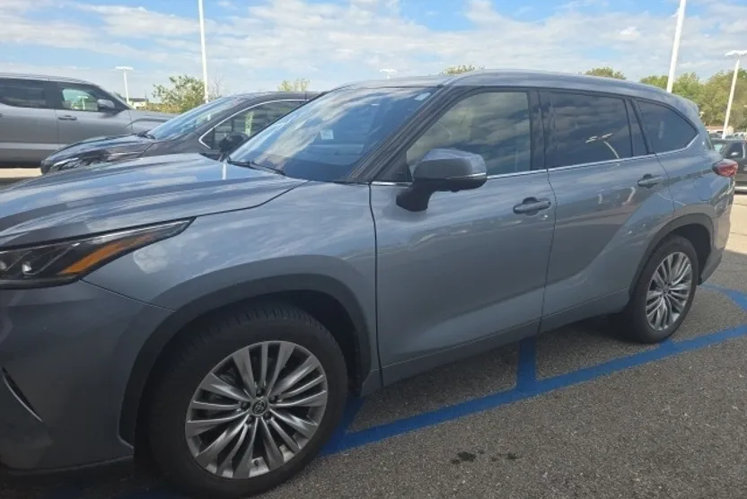 2023 Toyota Highlander Platinum photo 1