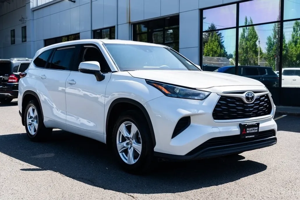 2023 Toyota Highlander L photo 1