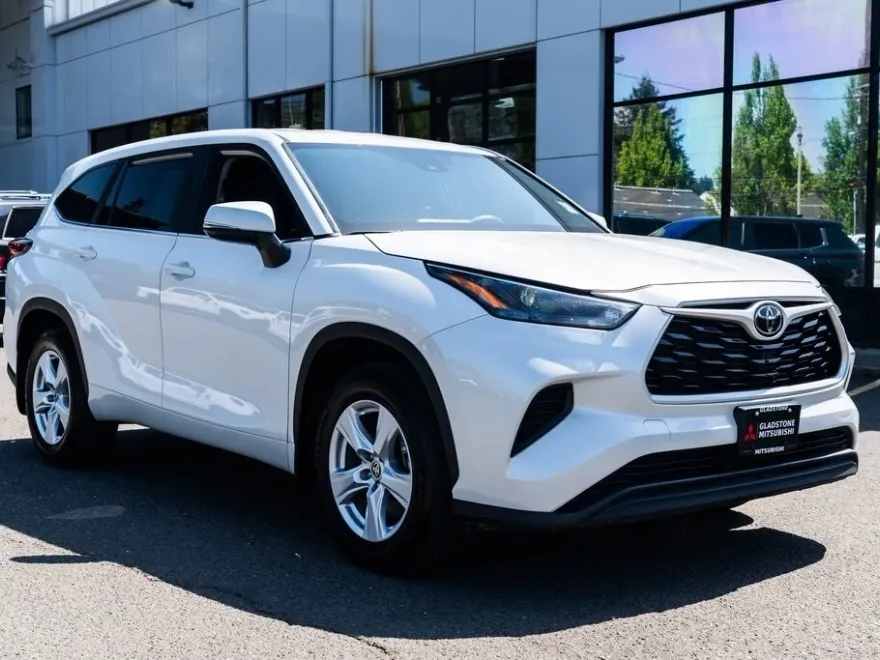 2023 Toyota Highlander L photo 1