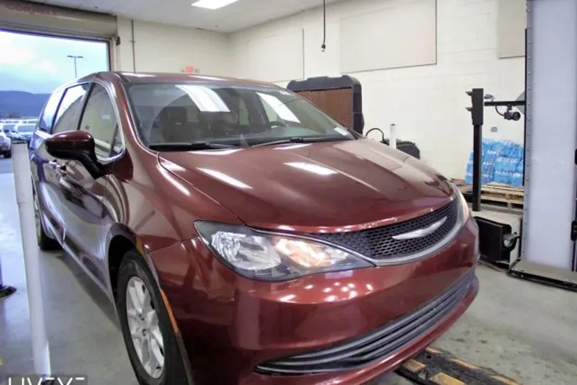 2017 Chrysler Pacifica Touring photo 1