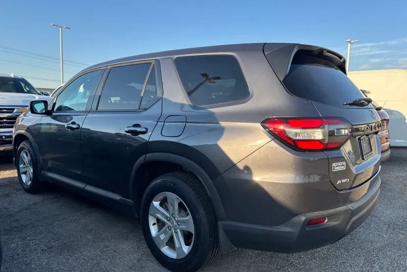 2023 Honda Pilot LX photo 1