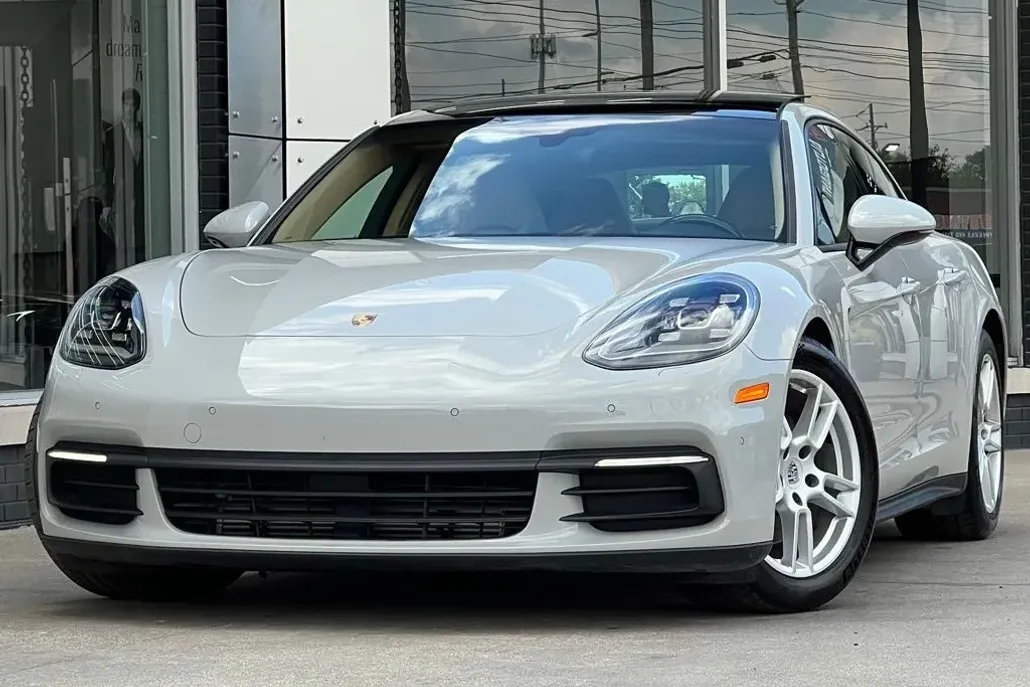 2018 Porsche Panamera Base 4 photo 1