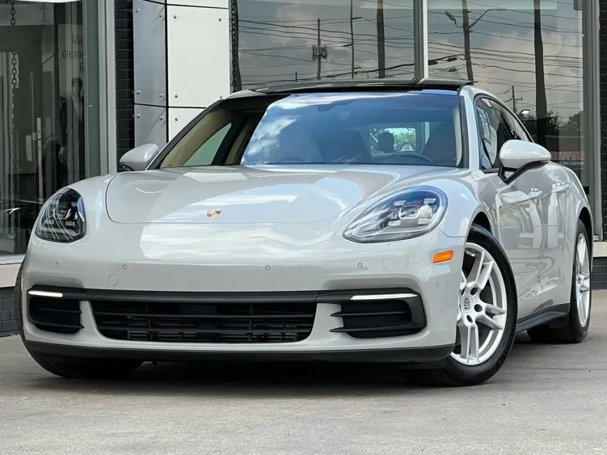 2018 Porsche Panamera Base 4 photo 1