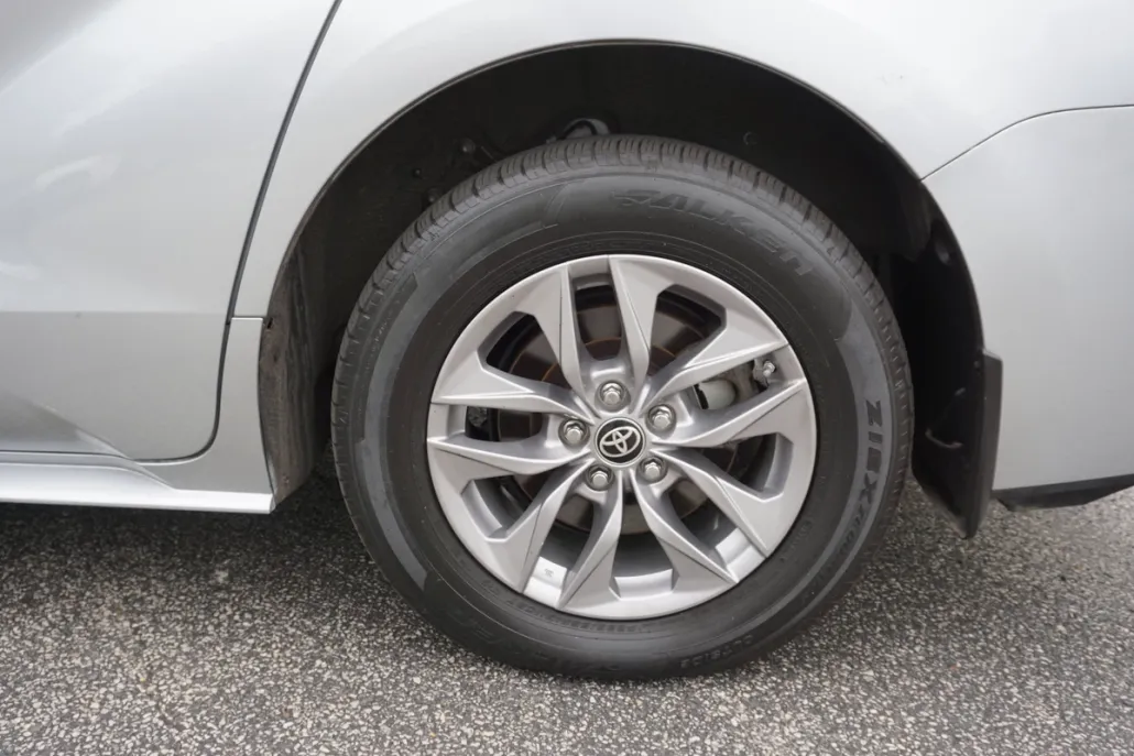 2022 Toyota Sienna LE photo 1
