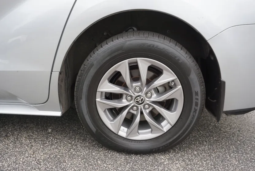 2022 Toyota Sienna LE photo 1