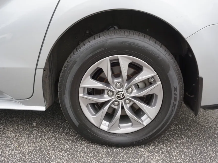 2022 Toyota Sienna LE photo 1