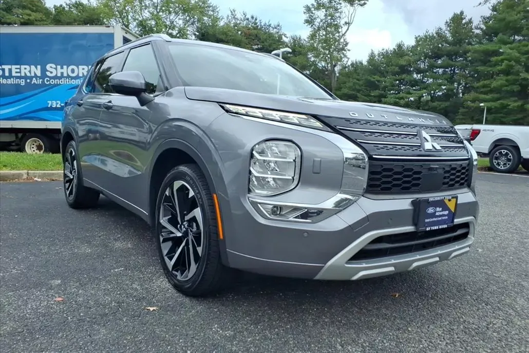 2022 Mitsubishi Outlander SEL photo 1