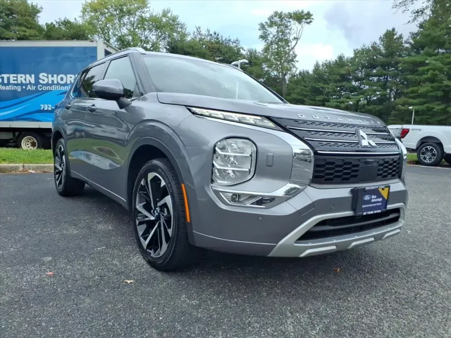2022 Mitsubishi Outlander SEL photo 1