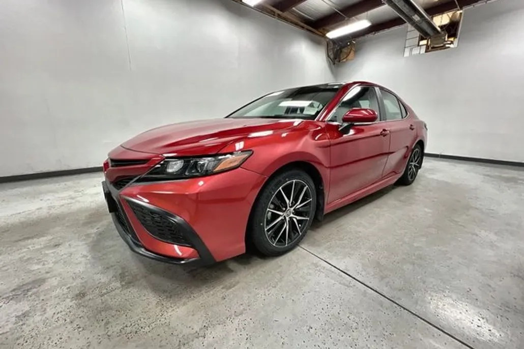 2022 Toyota Camry SE photo 1