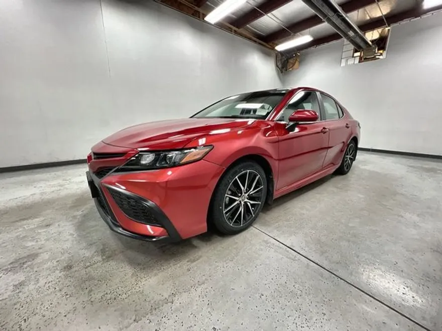 2022 Toyota Camry SE photo 1