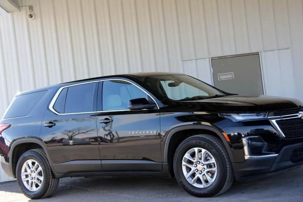 2022 Chevrolet Traverse LS photo 1