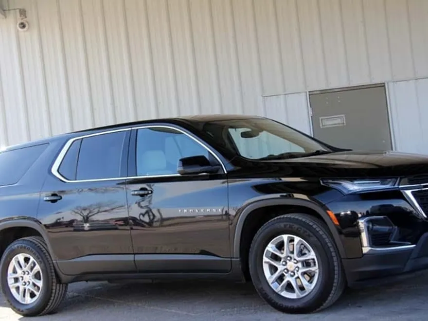 2022 Chevrolet Traverse LS photo 1