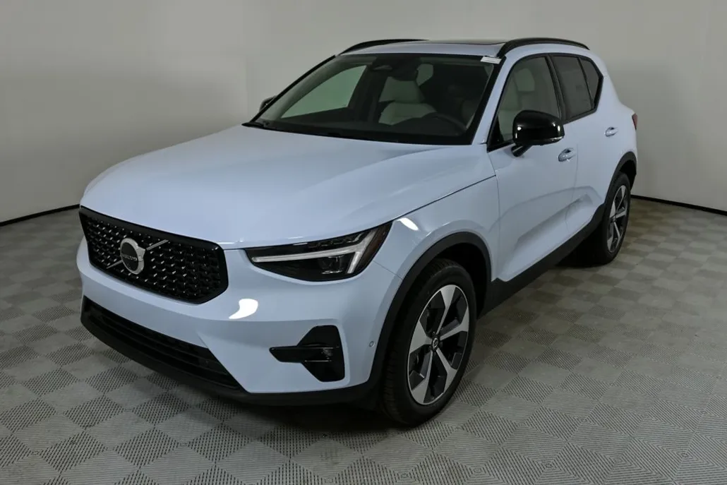 2026 Volvo XC40 Plus photo 1
