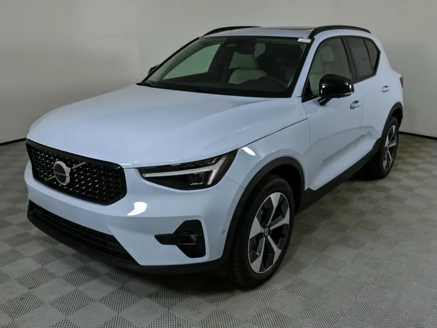 2026 Volvo XC40 Plus photo 1