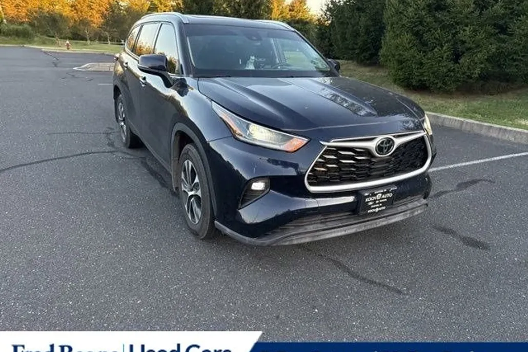 2021 Toyota Highlander XLE photo 1