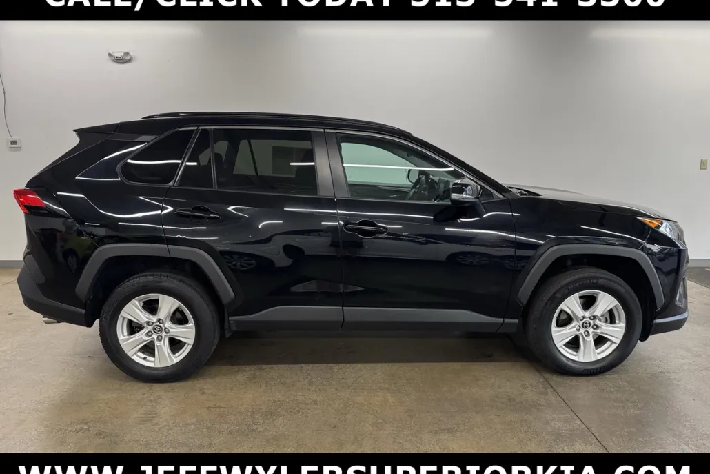 2021 Toyota RAV4 XLE photo 1