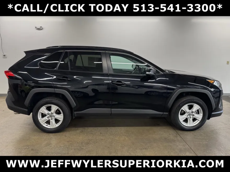2021 Toyota RAV4 XLE photo 1