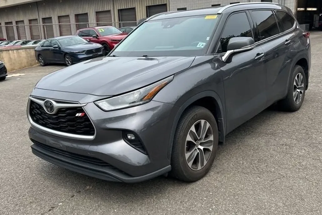 2021 Toyota Highlander XLE photo 1