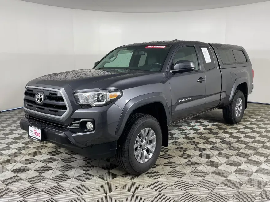 2017 Toyota Tacoma SR5 V6 photo 1
