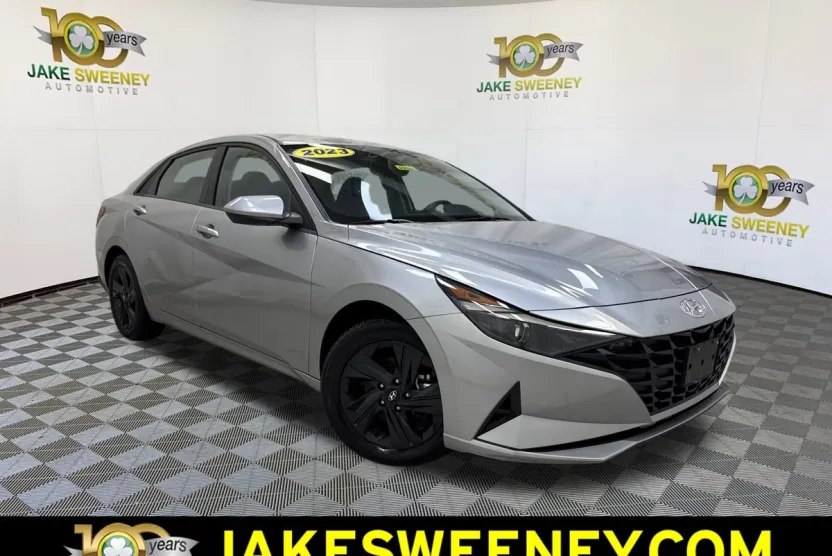 2023 Hyundai Elantra SEL photo 1