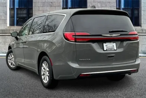 2025 Chrysler Pacifica photo 3