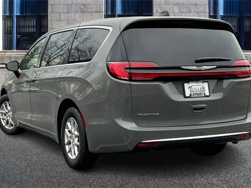 2025 Chrysler Pacifica photo 3