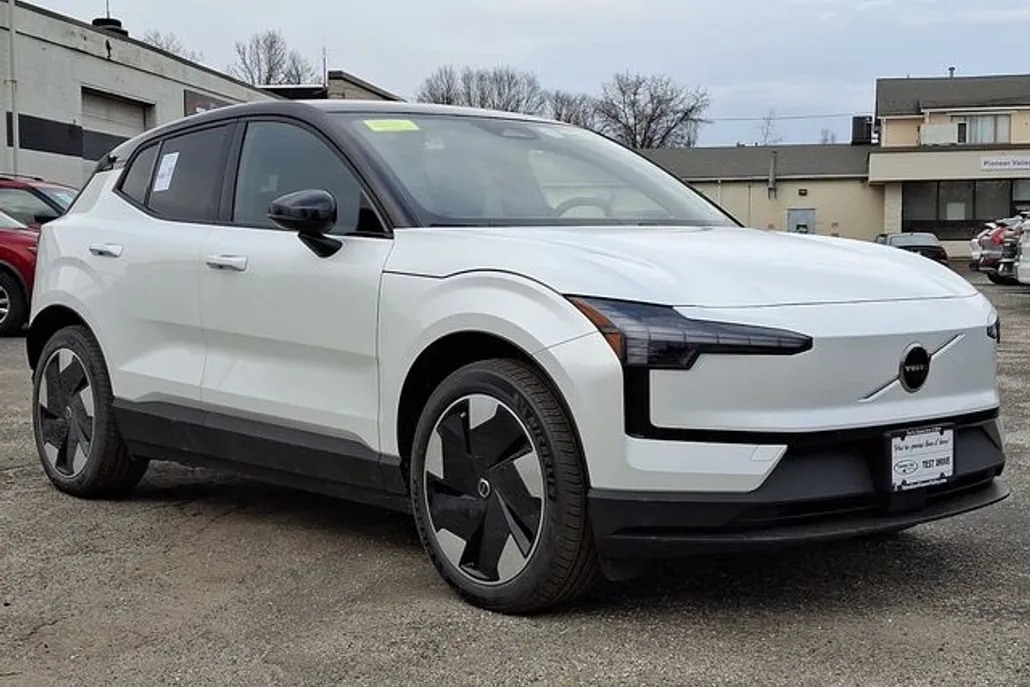 2025 Volvo EX30 Plus photo 1