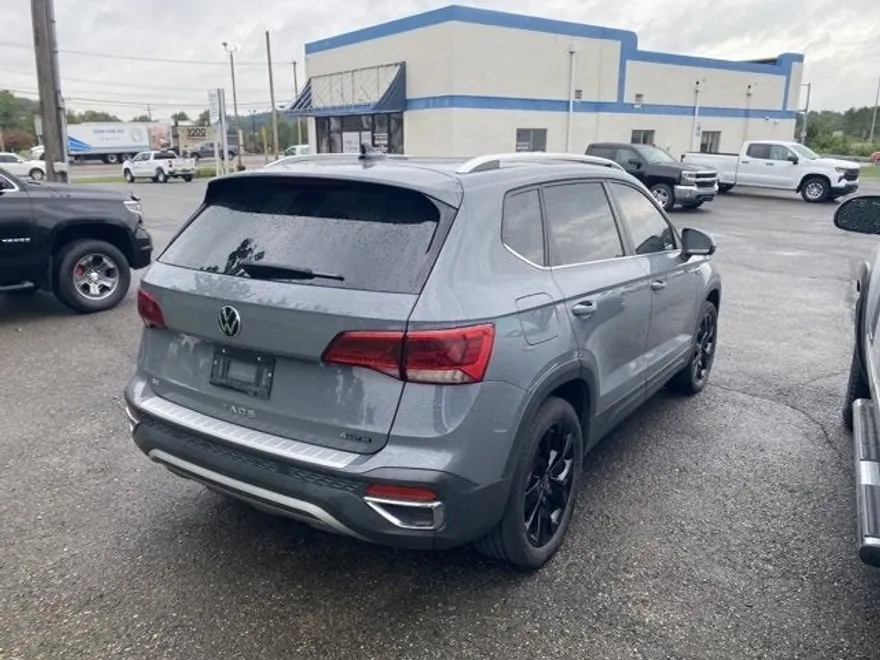 2022 Volkswagen Taos SE photo 1