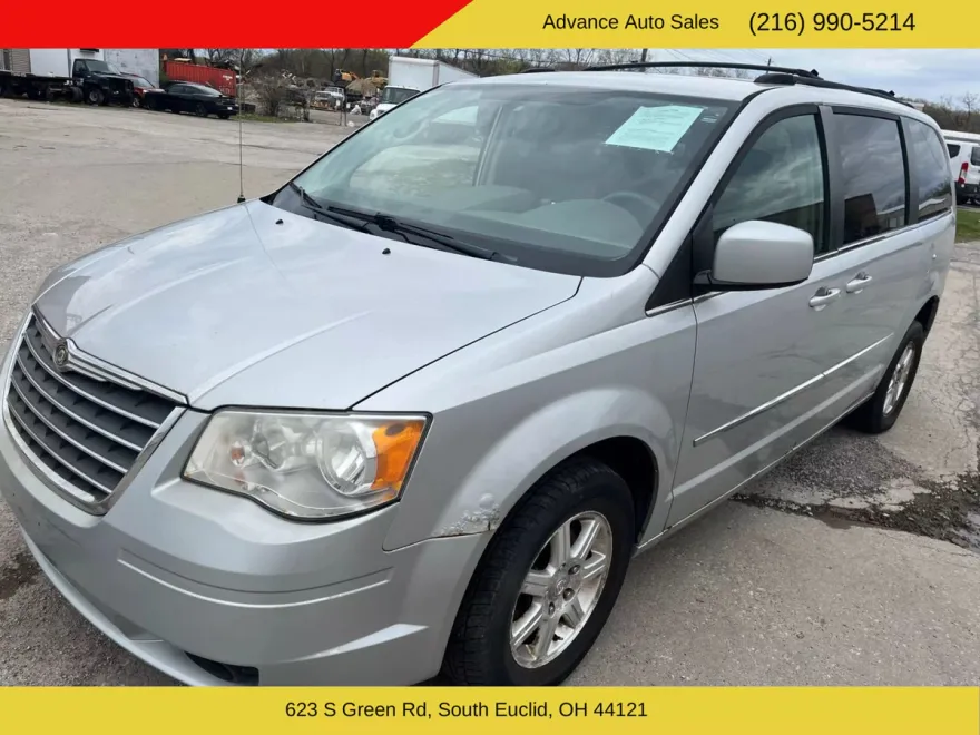 2009 Chrysler Town & Country Touring photo 1