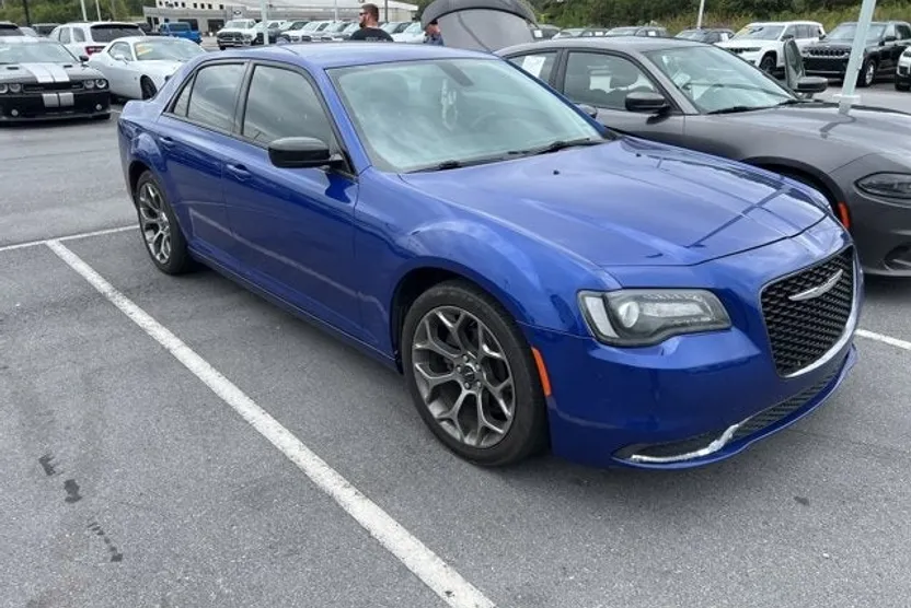 2018 Chrysler 300 Touring photo 1