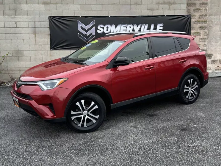 2017 Toyota RAV4 LE photo 1