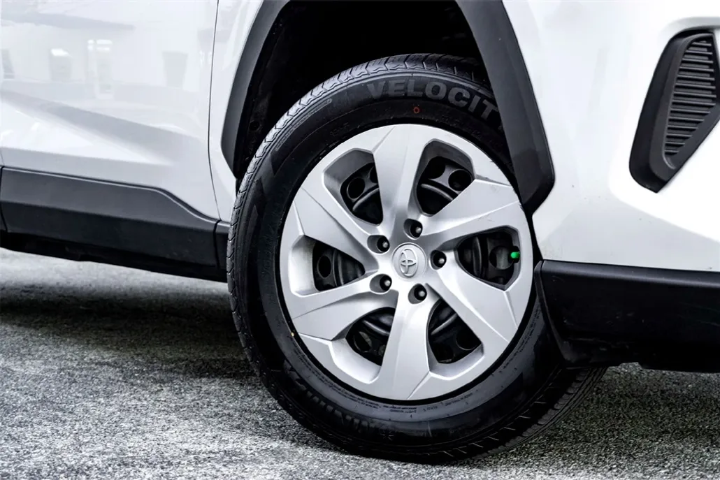 2024 Toyota RAV4 LE photo 1