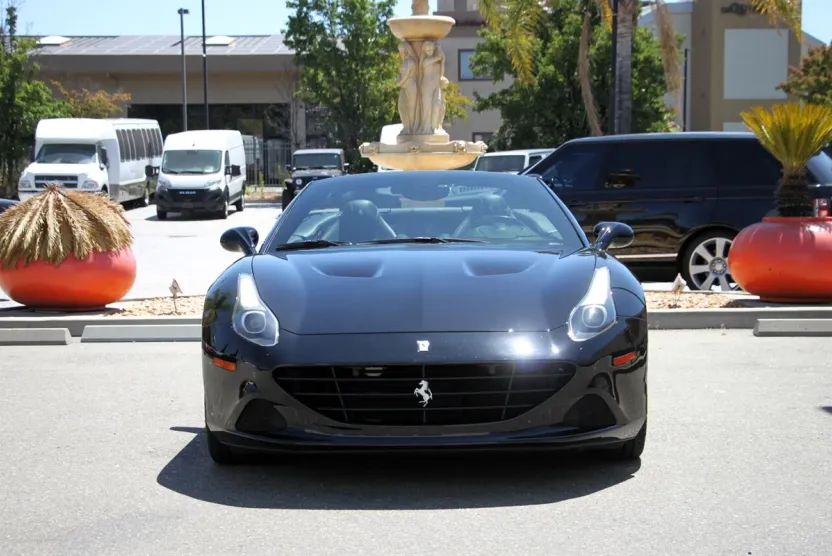 2017 Ferrari California T photo 1