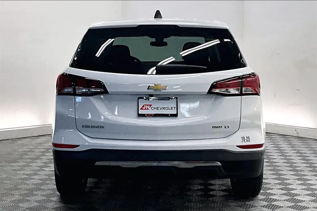 2023 Chevrolet Equinox LT photo 1