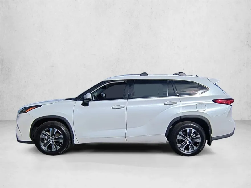 2022 Toyota Highlander XLE photo 1