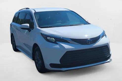 2024 Toyota Sienna LE photo 3