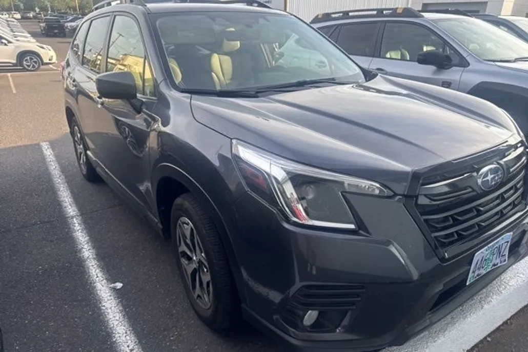 2023 Subaru Forester Premium photo 1