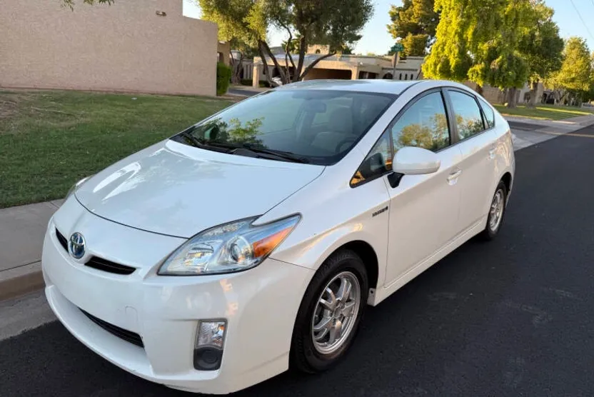 2011 Toyota Prius Five photo 1