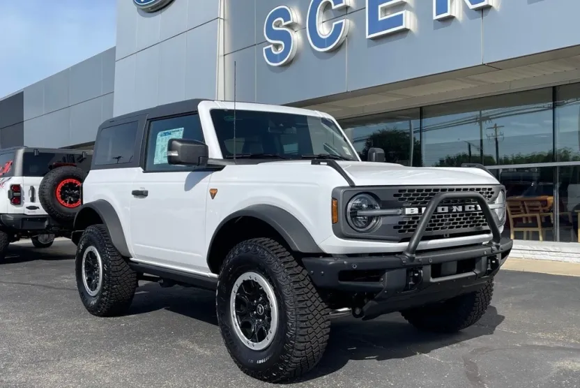 2023 Ford Bronco photo 1